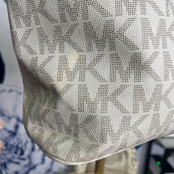 GIVEAWAY Michael Kors Beige Tote Bag - Picture 3 of 9